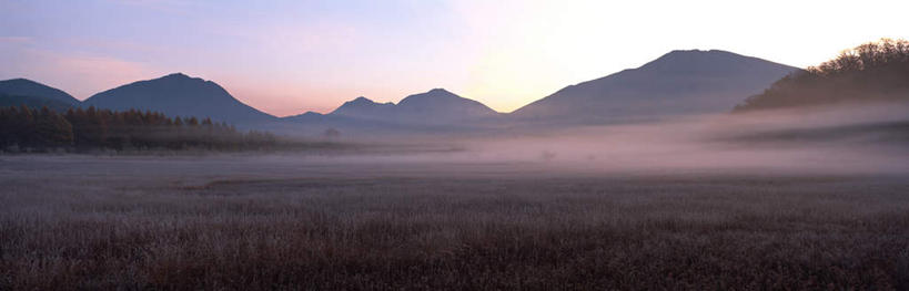 无人,横图,室外,白天,正面,旅游,度假,草地,草坪,日出,美景,森林,山,山脉,树林,太阳,植物,雾,日光,日本,亚洲,朦胧,模糊,景观,山峰,朝霞,晨曦,黎明,山峦,娱乐,草,树,树木,绿色,阳光,自然,平原,群山,享受,休闲,景色,放松,生长,成长,迷雾,自然风光,东亚,本州,关东地方,本州岛,日本国,栃木,栃木县,朝阳,大雾,彩图,破晓