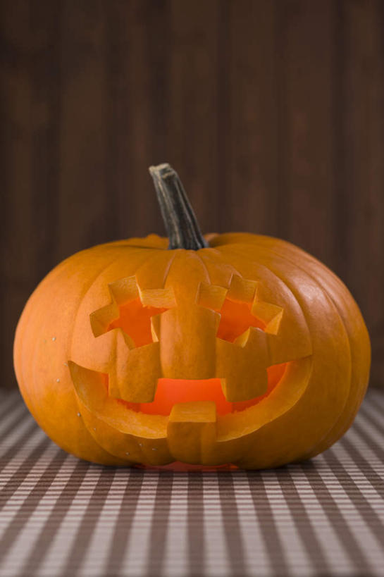 无人,竖图,室内,白天,正面,桌子,南瓜,蔬菜,蜡烛,节日,庆祝,新鲜,火焰,烛光,墙,灯光,金瓜,食品,燃烧,文化,书桌,番瓜,墙壁,墙面,灯,食物,课桌,灯具,点燃,庆典,南瓜灯,万圣节,摄影,有机食品,绿色食品,影棚,纪念,麦瓜,倭瓜,照明设备,彩图,影棚拍摄,拍摄,传统文化,拟人