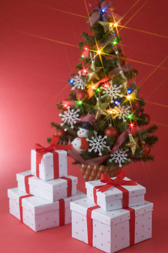 无人,竖图,室内,白天,正面,礼盒,礼物,圣诞节,灰色背景,节日,庆祝,装饰,纸盒,灯光,圣诞树,缎带,文化,灯,盒子,红色,白色,包装盒,蝴蝶结,礼品盒,灯具,庆典,摄影,礼品,影棚,纪念,照明设备,四盒,彩图,影棚拍摄,拍摄