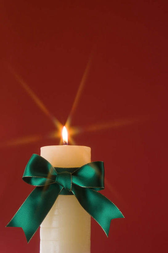 无人,竖图,室内,特写,白天,正面,蜡烛,圣诞节,阴影,红色背景,节日,庆祝,装饰,光线,火焰,影子,烛光,缎带,燃烧,文化,绿色,蝴蝶结,点燃,庆典,摄影,影棚,纪念,华丽,修饰,点缀,衬托,美观,雅致,雅观,彩图,影棚拍摄,拍摄