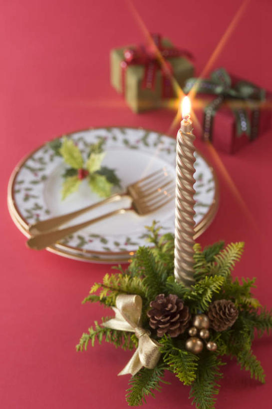 无人,竖图,俯视,室内,白天,餐具,蜡烛,礼盒,礼物,叶子,圣诞节,阴影,红色背景,节日,庆祝,光线,碟子,火焰,盘,影子,纸盒,烛光,叉,绿叶,燃烧,文化,盒子,冬青树,包装盒,盘子,礼品盒,碟,点燃,两只,庆典,嫩叶,摄影,礼品,影棚,纪念,叶,叶片,进餐用具,烹调用具,彩图,高角度拍摄,影棚拍摄,拍摄