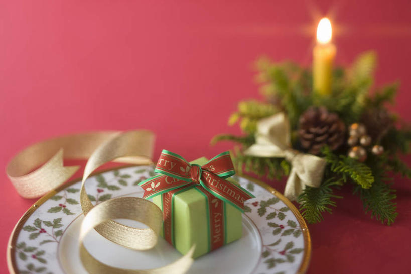 无人,横图,俯视,室内,白天,餐具,礼盒,礼物,圣诞节,阴影,红色背景,节日,庆祝,光线,碟子,盘,影子,纸盒,缎带,文化,盒子,冬青树,两朵,红色,绿色,包装盒,盘子,蝴蝶结,礼品盒,碟,庆典,金色,摄影,礼品,影棚,纪念,彩图,高角度拍摄,影棚拍摄,拍摄