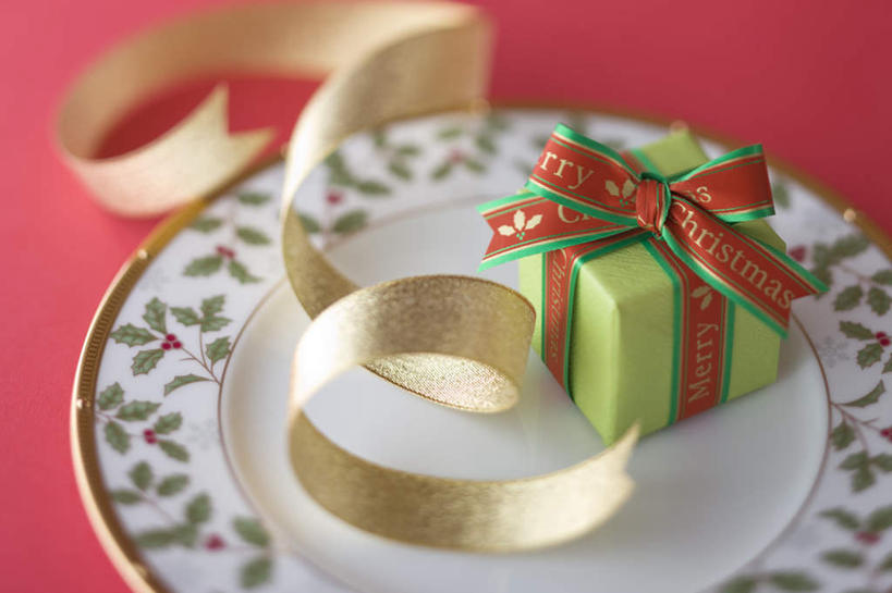 无人,横图,俯视,室内,特写,白天,餐具,礼盒,礼物,圣诞节,阴影,红色背景,节日,朦胧,模糊,庆祝,光线,碟子,盘,影子,纸盒,缎带,文化,盒子,冬青树,两朵,红色,绿色,包装盒,盘子,蝴蝶结,礼品盒,碟,庆典,金色,摄影,礼品,影棚,纪念,彩图,高角度拍摄,影棚拍摄,拍摄