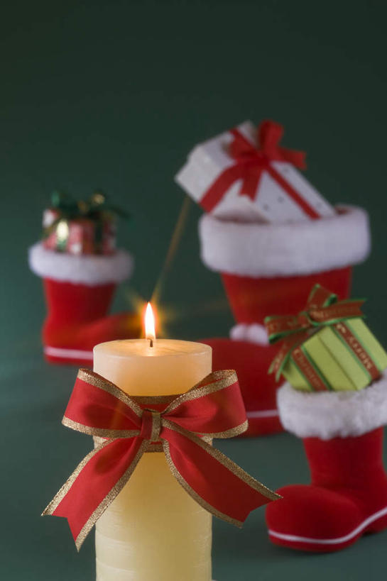 无人,竖图,室内,白天,正面,蜡烛,礼盒,礼物,鞋子,圣诞节,三只,绿色背景,阴影,节日,庆祝,光线,火焰,影子,纸盒,烛光,缎带,燃烧,文化,盒子,包装盒,蝴蝶结,礼品盒,点燃,庆典,摄影,礼品,影棚,纪念,彩图,影棚拍摄,拍摄,传统文化