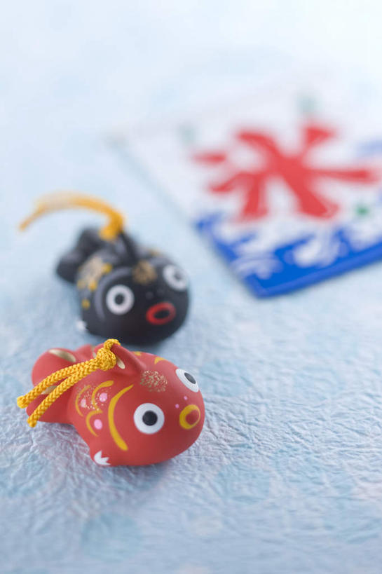 无人,竖图,俯视,室内,特写,白天,纯洁,旗帜,玩具,朦胧,模糊,金鱼,玩偶,手工艺品,艺术品,旗子,工艺品,可爱,童年,童趣,摄影,影棚,童真,烂漫,无邪,天真,旗,彩图,高角度拍摄,影棚拍摄,拍摄