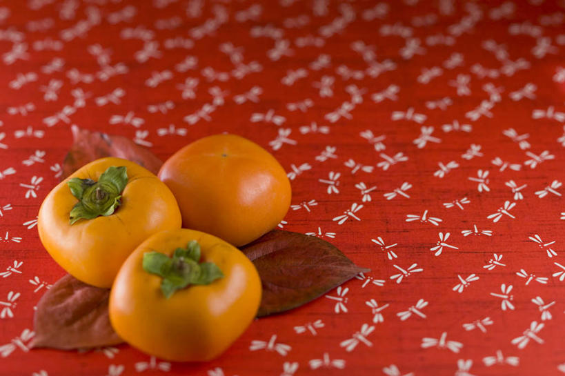 无人,横图,俯视,室内,白天,秋季,餐桌,桌子,柿子,水果,叶子,三只,花纹,朦胧,模糊,图案,枯叶,三个,摄影,有机食品,绿色食品,影棚,餐台,叶,叶片,秋,秋天,彩图,高角度拍摄,影棚拍摄,拍摄