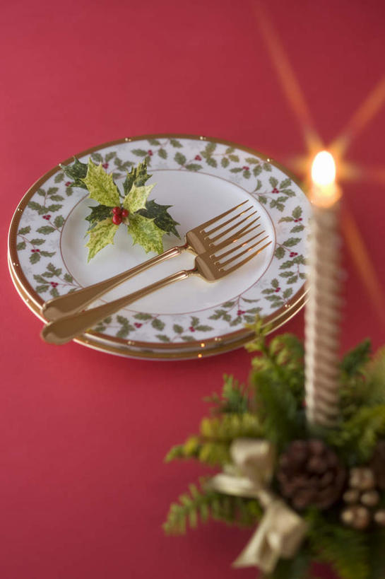 无人,竖图,俯视,室内,白天,餐具,蜡烛,礼盒,礼物,叶子,圣诞节,阴影,红色背景,节日,庆祝,光线,叉子,碟子,火焰,盘,影子,纸盒,烛光,叉,绿叶,燃烧,文化,盒子,包装盒,盘子,蝴蝶结,礼品盒,碟,点燃,庆典,嫩叶,摄影,礼品,影棚,纪念,叶,叶片,进餐用具,烹调用具,彩图,高角度拍摄,影棚拍摄,拍摄