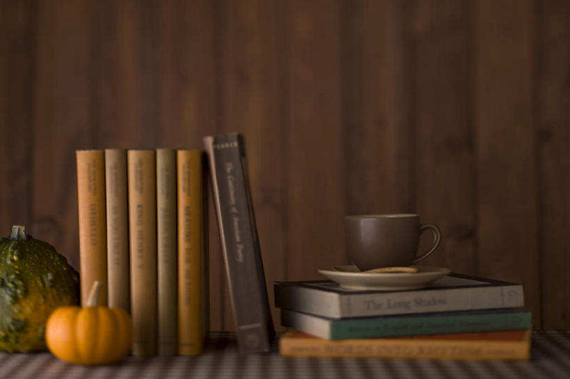 无人,横图,室内,白天,正面,家具,桌子,南瓜,蔬菜,杯子,书籍,一排,许多,新鲜,整齐,瓷器,办公桌,墙,金瓜,食品,咖啡杯,陶瓷制品,番瓜,墙壁,墙面,食物,排列,一个,有机食品,绿色食品,单个,麦瓜,倭瓜,队列,瓷杯,茶杯,书,图书,彩图