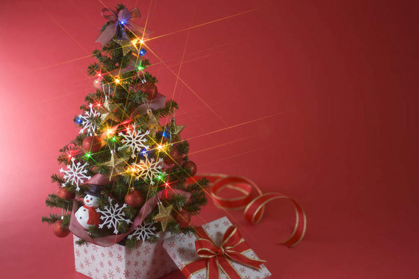 无人,横图,室内,白天,正面,植物,蜡烛,礼盒,礼物,叶子,照明,圣诞节,阴影,红色背景,节日,朦胧,模糊,庆祝,光线,彩灯,火焰,影子,纸盒,烛光,灯光,绿叶,圣诞树,缎带,燃烧,文化,灯,盒子,树,树木,红色,绿色,自然,包装盒,蝴蝶结,礼品盒,灯具,点燃,庆典,嫩叶,摄影,花灯,礼品,影棚,生长,成长,纪念,照亮,照明设备,叶,叶片,彩图,影棚拍摄,拍摄