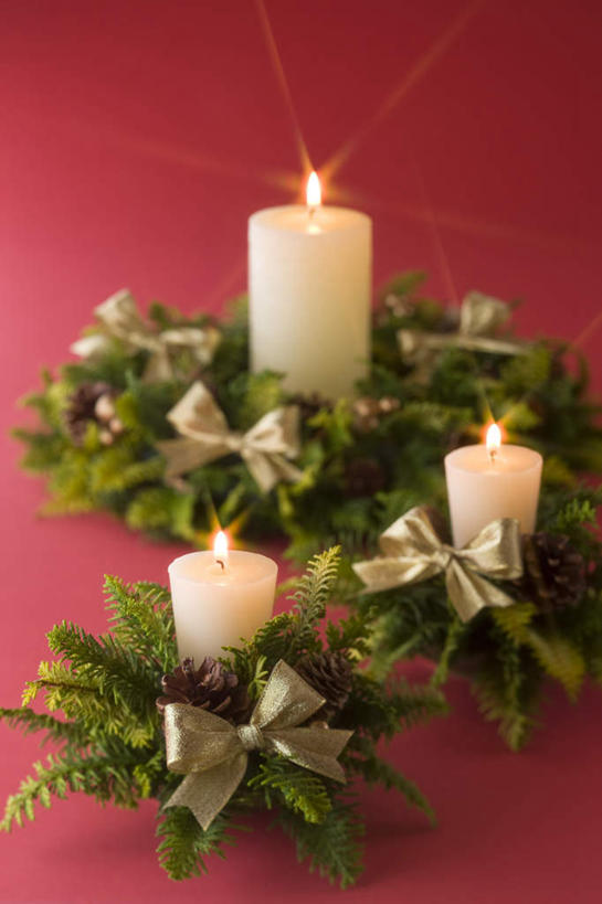 无人,竖图,俯视,室内,特写,白天,蜡烛,叶子,圣诞节,三只,阴影,红色背景,节日,朦胧,模糊,庆祝,光线,火焰,影子,烛光,冬天,灯光,绿叶,燃烧,文化,三个,点燃,庆典,嫩叶,摄影,影棚,纪念,叶,叶片,彩图,高角度拍摄,影棚拍摄,拍摄