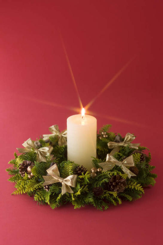 无人,竖图,室内,白天,正面,蜡烛,叶子,圣诞节,阴影,红色背景,节日,朦胧,模糊,庆祝,光线,火焰,影子,烛光,冬天,绿叶,燃烧,文化,一个,点燃,庆典,嫩叶,摄影,影棚,单个,纪念,叶,叶片,彩图,影棚拍摄,拍摄