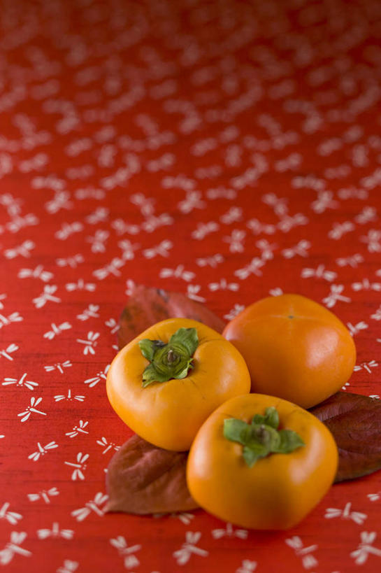 无人,竖图,俯视,室内,白天,秋季,餐桌,桌子,柿子,水果,叶子,三只,红色背景,花纹,朦胧,模糊,图案,枯叶,三个,摄影,有机食品,绿色食品,影棚,餐台,叶,叶片,秋,秋天,彩图,高角度拍摄,影棚拍摄,拍摄