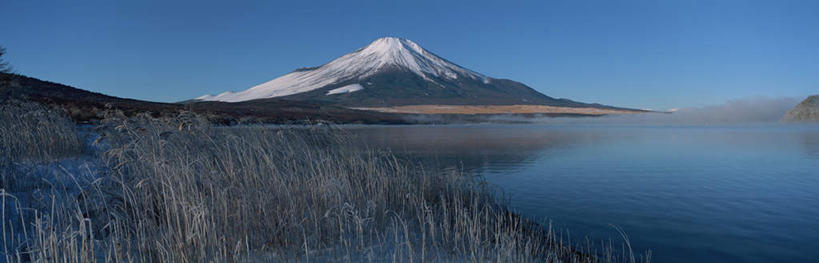 无人,横图,室外,白天,正面,草地,湖,湖泊,火山,水,雪,植物,大雪,富士山,静冈县,日本,亚洲,阴影,反射,影子,湖面,积雪,水流,水面,雪景,冬天,草,树,树木,蓝色,绿色,蓝天,天空,自然,湖水,天,生长,成长,东亚,本州,本州岛,日本国,中部地方,静冈,山梨,山梨县,活火山,死火山,休眠火山,彩图