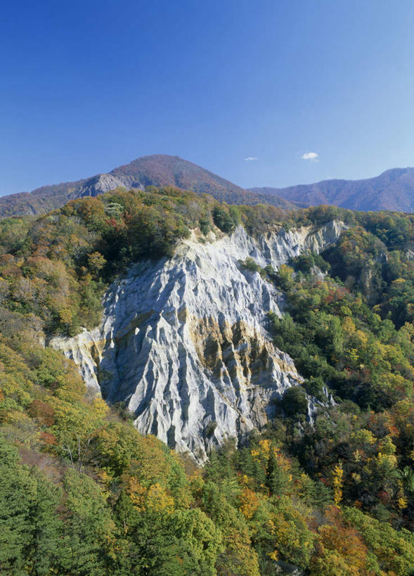 无人,竖图,俯视,航拍,室外,白天,旅游,度假,美景,秋季,森林,山,山脉,树林,植物,日本,亚洲,景观,山峰,云,云朵,山峦,云彩,娱乐,树,树木,蓝色,绿色,白云,蓝天,天空,自然,群山,天,享受,休闲,景色,放松,生长,晴朗,成长,鸟瞰,自然风光,东亚,本州,本州岛,日本国,青森,青森县,东北地方,晴空,秋,秋天,彩图,高角度拍摄