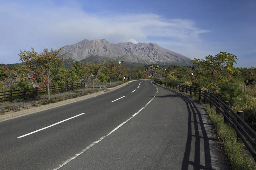 无人,横图,室外,白天,正面,旅游,度假,草地,火山,美景,树林,植物,道路,路,公路,鹿儿岛,日本,亚洲,阴影,影子,景观,云,云朵,分界线,停车线,交通,云彩,娱乐,草,树,树木,蓝色,绿色,白云,蓝天,天空,自然,天,享受,休闲,景色,放松,生长,晴朗,成长,车行道,车行道分界线,自然风光,标线,东亚,车行线,日本国,九州本岛,九州,九州岛,九州地方,鹿儿岛县,活火山,死火山,休眠火山,晴空,马路,彩图