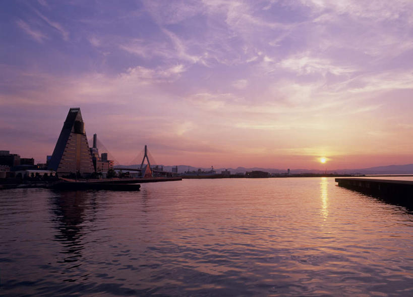 无人,码头,横图,室外,白天,正面,旅游,度假,海浪,海洋,美景,日落,港口,轮船,船,日本,亚洲,景观,浪花,晚霞,霞光,云,云朵,云彩,娱乐,天空,自然,海水,黄昏,天,享受,休闲,景色,彩霞,放松,自然风光,海景,东亚,本州,本州岛,日本国,青森,青森县,东北地方,大海,风浪,海,海水的波动,近岸浪,涌浪,夕阳,彩图,摆渡口,埠头,渡口,渡头,港湾,海港,货运码头,口岸,商港