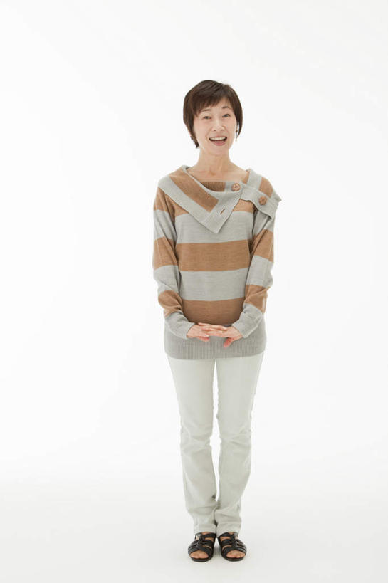 东方人,一个人,站,握手,笑,微笑,露齿笑,竖图,室内,白天,白色背景,正面,亚洲,仅一个女性,仅一个人,握,注视,休闲装,黄种人,观察,看,站着,仅一个中年女性,休闲,休闲服,握着,摄影,影棚,观看,察看,关注,女人,女性,中年女性,亚洲人,站立,彩图,全身,影棚拍摄,拍摄