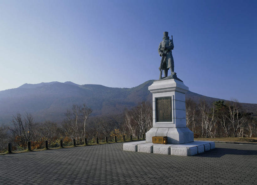 无人,栏杆,横图,室外,白天,正面,旅游,度假,美景,山,山脉,树林,植物,雕塑,日本,亚洲,阴影,光线,雕像,影子,景观,山峰,围栏,山峦,娱乐,护栏,石雕,树,树木,蓝色,绿色,蓝天,天空,阳光,自然,石碑,群山,天,享受,休闲,景色,放松,生长,成长,自然风光,东亚,本州,本州岛,日本国,青森,青森县,东北地方,彩图