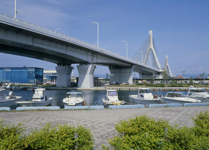 无人,横图,室外,白天,仰视,旅游,度假,河流,美景,水,植物,大桥,立交桥,路灯,轮船,桥梁,船,日本,亚洲,阴影,光线,影子,房屋,屋子,河水,景观,水流,云,云朵,高架,斜拉桥,桥,灯光,云彩,娱乐,楼房,灯,树,树木,蓝色,绿色,白云,蓝天,天空,阳光,自然,天,享受,休闲,景色,放松,生长,成长,照明设备,停泊,自然风光,东亚,本州,本州岛,日本国,青森,青森县,东北地方,彩图,低角度拍摄,房子