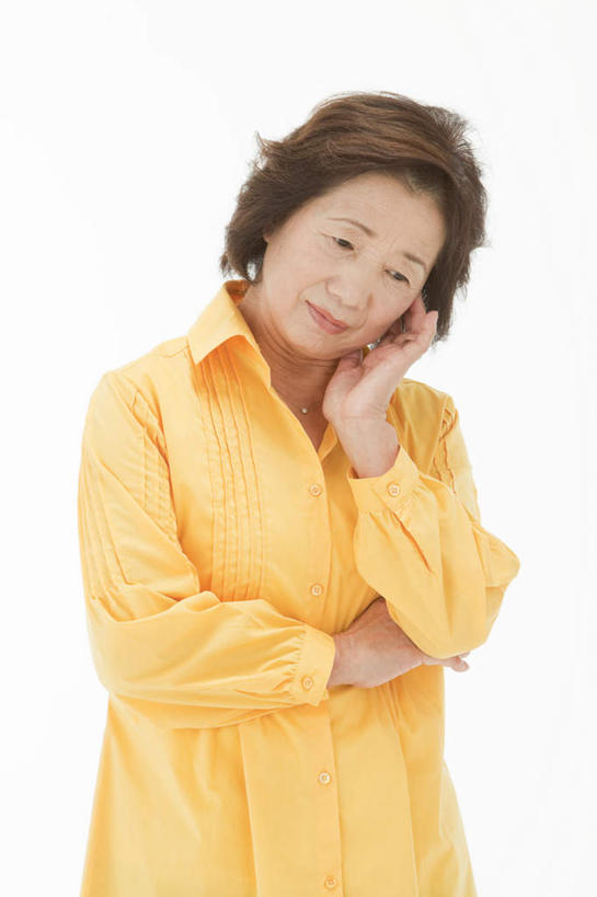 东方人,一个人,站,笑,微笑,竖图,室内,白天,白色背景,正面,衬衫,亚洲,仅一个女性,仅一个人,撑,托腮,黄种人,黄色,托,站着,思考,摄影,仅一个老年女性,影棚,托下巴,老年女性,女人,女性,亚洲人,站立,半身,彩图,影棚拍摄,衬衣,拍摄