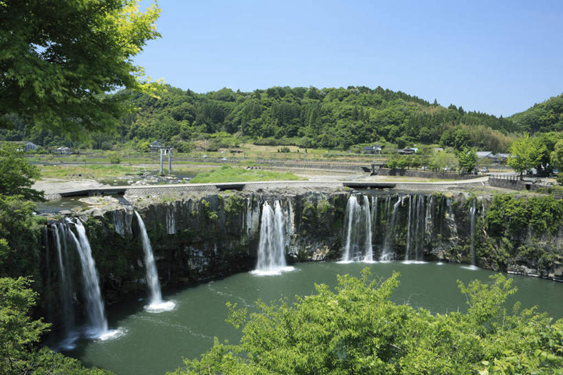无人,横图,室外,白天,正面,旅游,度假,草地,草坪,湖,湖泊,美景,瀑布,山,山脉,树林,水,植物,大分县,日本,亚洲,阴影,飞溅,溅,光线,液体,影子,湖面,景观,山峰,水流,水面,山峦,娱乐,草,树,树木,蓝色,绿色,蓝天,天空,阳光,自然,湖水,群山,天,享受,休闲,景色,放松,生长,成长,喷洒,自然风光,东亚,日本国,九州本岛,九州,九州岛,九州地方,大分,跌水,彩图