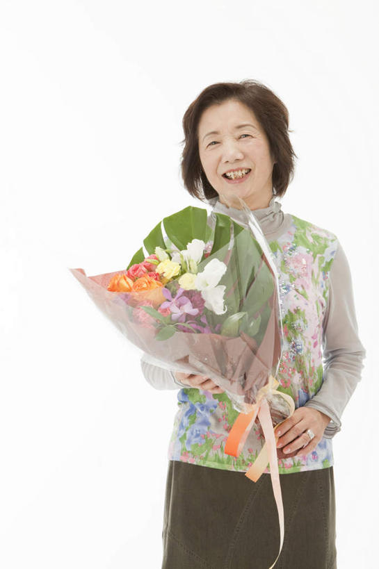 东方人,一个人,站,笑,微笑,露齿笑,竖图,室内,白天,白色背景,正面,快乐,玫瑰,亚洲,仅一个女性,仅一个人,许多,握,盛开,拿,花蕾,拿着,注视,黄种人,花,花瓣,花朵,鲜花,黄色,紫色,白色,花束,花苞,花蕊,观察,看,站着,仅一个中年女性,握着,摄影,影棚,观看,察看,关注,女人,女性,中年女性,亚洲人,站立,半身,彩图,影棚拍摄,开心,拍摄