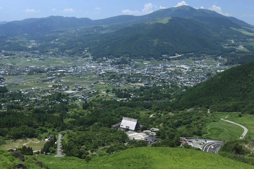 无人,横图,俯视,航拍,室外,白天,旅游,度假,美景,山,山脉,树林,植物,大分县,日本,亚洲,许多,阴影,光线,影子,房屋,屋子,景观,山峰,云,云朵,山峦,云彩,娱乐,楼房,树,树木,排列,蓝色,绿色,白云,蓝天,天空,阳光,自然,村庄,群山,天,享受,休闲,景色,放松,生长,成长,鸟瞰,队列,自然风光,东亚,日本国,九州本岛,九州,九州岛,九州地方,大分,彩图,高角度拍摄,房子