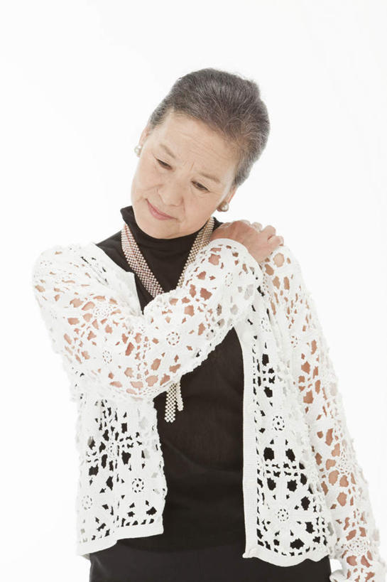 东方人,一个人,站,摸,竖图,室内,白天,白色背景,正面,亚洲,仅一个女性,仅一个人,抚摸,注视,休闲装,黄种人,按,观察,看,站着,仅一个中年女性,休闲,疼痛,休闲服,摄影,影棚,观看,察看,关注,痛苦,女人,女性,中年女性,亚洲人,触摸,接触,站立,半身,彩图,影棚拍摄,拍摄