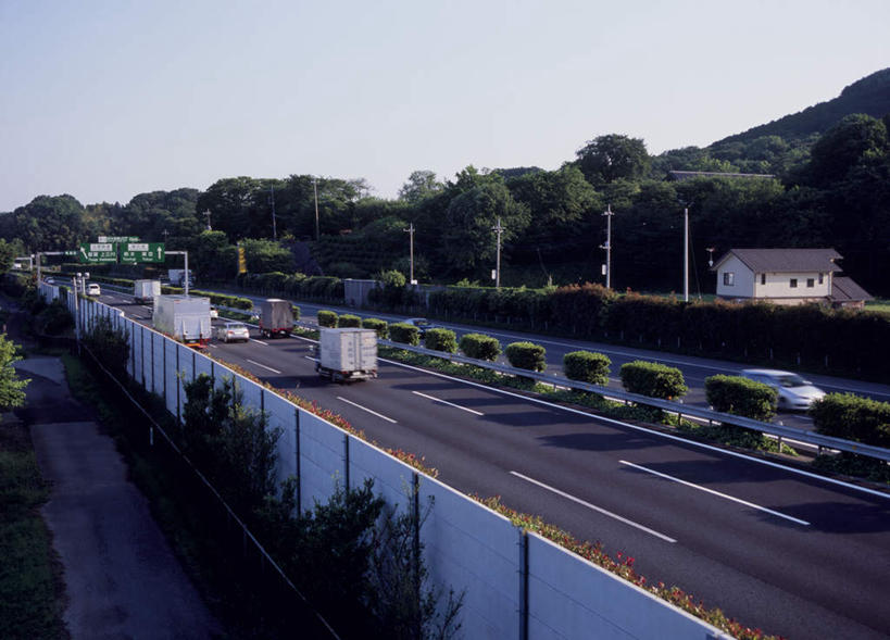 无人,家,栏杆,横图,俯视,室外,白天,旅游,度假,美景,植物,道路,卡车,路,路灯,公路,汽车,日本,亚洲,许多,阴影,光线,影子,房屋,屋子,景观,围栏,灯光,分界线,停车线,交通,娱乐,护栏,楼房,住宅,车,灯,树,树木,蓝色,绿色,蓝天,天空,阳光,自然,交通工具,天,行驶,享受,休闲,景色,放松,生长,成长,车行道,车行道分界线,照明设备,自然风光,标线,东亚,车行线,本州,关东地方,本州岛,日本国,群马,群马县,马路,彩图,高角度拍摄,房子