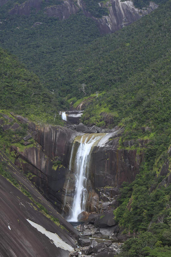 无人,竖图,俯视,航拍,室外,白天,旅游,度假,石头,美景,瀑布,山,山脉,树林,水,植物,鹿儿岛,日本,亚洲,飞溅,溅,石子,液体,景观,山峰,山峦,娱乐,树,树木,绿色,自然,群山,享受,休闲,景色,放松,生长,成长,鸟瞰,喷洒,自然风光,东亚,日本国,九州本岛,九州,九州岛,九州地方,鹿儿岛县,跌水,石块,岩石,彩图,高角度拍摄
