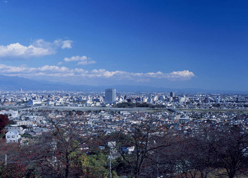 无人,家,高楼大厦,横图,俯视,航拍,室外,白天,旅游,度假,美景,树林,植物,城市,大厦,建筑,摩天大楼,日本,亚洲,许多,阴影,光线,影子,房屋,屋子,景观,云,云朵,云彩,娱乐,楼房,住宅,树,树木,蓝色,绿色,白云,蓝天,天空,阳光,自然,天,享受,休闲,景色,放松,生长,成长,鸟瞰,自然风光,东亚,本州,关东地方,本州岛,日本国,群马,群马县,彩图,高角度拍摄,房子,大楼,高层建筑,高楼,摩天楼