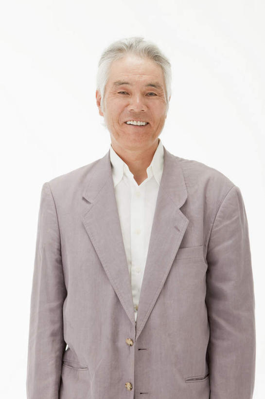 东方人,一个人,商务人士,商务男性,站,笑,微笑,露齿笑,竖图,室内,白天,白色背景,正面,衬衫,亚洲,仅一个男性,仅一个人,套装,注视,黄种人,观察,看,站着,仅一个老年男性,摄影,影棚,观看,察看,关注,商务装,工薪阶层,老年男性,男人,男性,亚洲人,白领,上班族,站立,半身,彩图,影棚拍摄,衬衣,拍摄