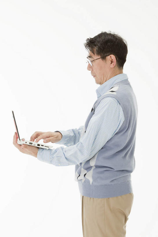 东方人,一个人,站,笑,微笑,露齿笑,竖图,室内,白天,白色背景,侧面,衬衫,电脑,笔记本电脑,亚洲,仅一个男性,仅一个人,仅一个中年男性,敲打,网络,眼镜,黄种人,输入,通讯设备,打字,站着,摄影,影棚,点击,敲击,无线,通信设备,无线网络,近视眼镜,无线上网,便携式电脑,按键,手提电脑,男人,男性,中年男性,亚洲人,站立,半身,彩图,影棚拍摄,衬衣,拍摄