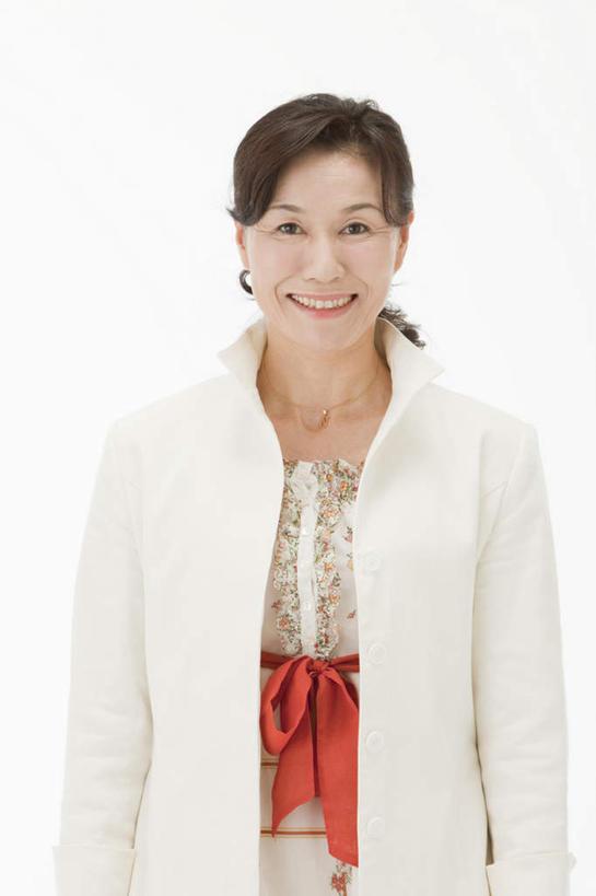 东方人,一个人,站,笑,微笑,露齿笑,竖图,室内,白天,白色背景,正面,亚洲,仅一个女性,仅一个人,注视,休闲装,黄种人,观察,看,站着,仅一个中年女性,休闲,休闲服,摄影,影棚,观看,察看,关注,女人,女性,中年女性,亚洲人,站立,半身,彩图,影棚拍摄,拍摄