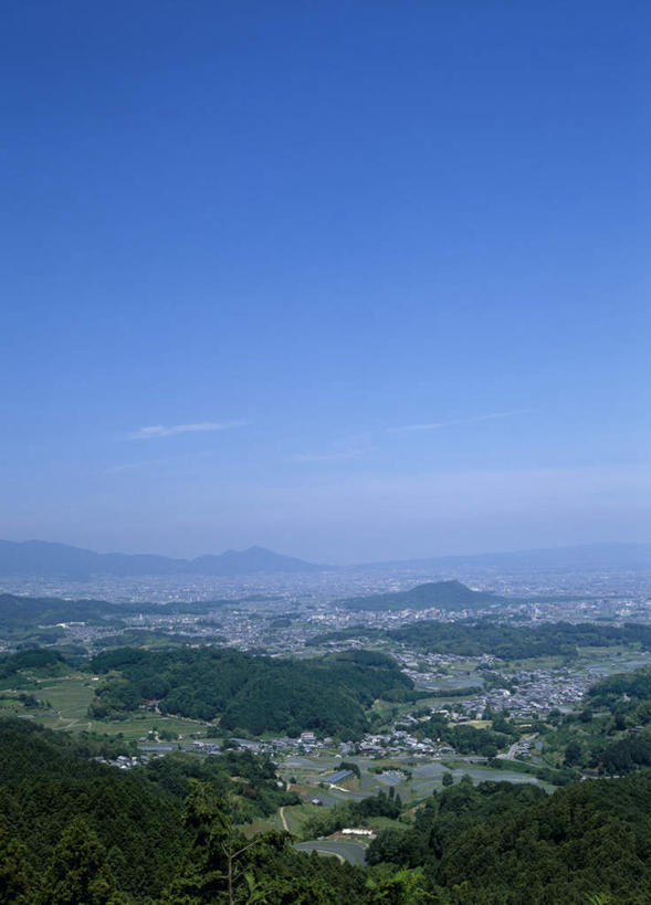 无人,竖图,俯视,航拍,室外,白天,旅游,度假,美景,山,山脉,树林,植物,城市,奈良县,日本,亚洲,阴影,光线,影子,景观,山峰,云,云朵,山峦,云彩,娱乐,树,树木,蓝色,绿色,白云,蓝天,天空,阳光,自然,村庄,群山,天,享受,休闲,景色,放松,生长,成长,鸟瞰,自然风光,东亚,本州,本州岛,日本国,近畿地方,奈良,近畿,彩图,高角度拍摄