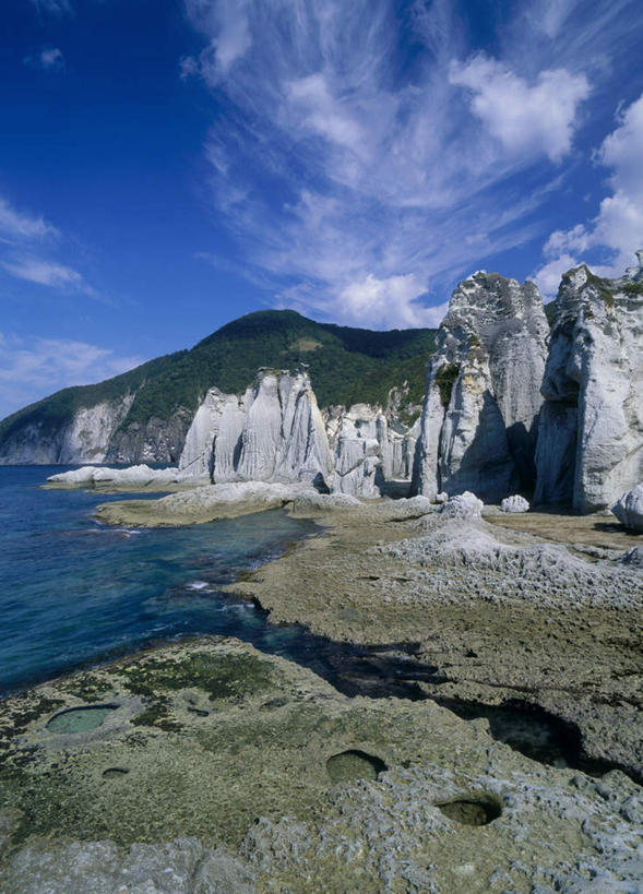 无人,竖图,室外,白天,正面,旅游,度假,草地,草坪,海浪,海洋,石头,美景,山,山脉,树林,植物,日本,亚洲,阴影,光线,石子,影子,景观,浪花,山峰,云,云朵,山峦,云彩,娱乐,草,树,树木,蓝色,绿色,白云,蓝天,天空,阳光,自然,海水,群山,天,享受,休闲,景色,放松,生长,成长,自然风光,海景,东亚,本州,本州岛,日本国,青森,青森县,东北地方,大海,风浪,海,海水的波动,近岸浪,石块,岩石,涌浪,彩图