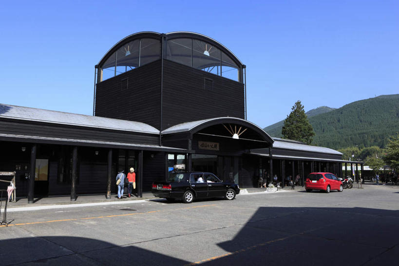 东方人,走,横图,室外,白天,正面,旅游,度假,美景,山,山脉,树林,植物,车站,汽车,大分县,日本,亚洲,两辆,行人,游人,阴影,光线,影子,景观,山峰,山峦,许多人,黄种人,娱乐,车,树,树木,红色,蓝色,绿色,黑色,蓝天,天空,阳光,自然,交通工具,轿车,群山,天,一群人,享受,休闲,景色,放松,生长,成长,自然风光,东亚,日本国,九州本岛,九州,九州岛,九州地方,大分,男人,男性,年轻男性,年轻女性,女人,女性,亚洲人,步行,散步,走路,彩图,全身