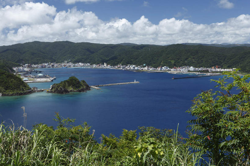 无人,码头,横图,俯视,室外,白天,旅游,度假,海浪,海洋,美景,山,山脉,树林,植物,港口,鹿儿岛,日本,亚洲,阴影,光线,影子,景观,浪花,山峰,云,云朵,山峦,云彩,娱乐,树,树木,蓝色,绿色,白云,蓝天,天空,阳光,自然,海水,群山,天,享受,休闲,景色,放松,生长,成长,自然风光,海景,东亚,日本国,九州本岛,九州,九州岛,九州地方,鹿儿岛县,大海,风浪,海,海水的波动,近岸浪,涌浪,彩图,高角度拍摄,摆渡口,埠头,渡口,渡头,港湾,海港,货运码头,口岸,商港