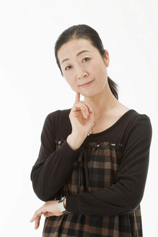 东方人,一个人,站,笑,微笑,竖图,室内,白天,白色背景,正面,亚洲,仅一个女性,仅一个人,撑,托腮,休闲装,黄种人,托,站着,仅一个中年女性,休闲,休闲服,摄影,影棚,托下巴,女人,女性,中年女性,亚洲人,站立,半身,彩图,影棚拍摄,拍摄