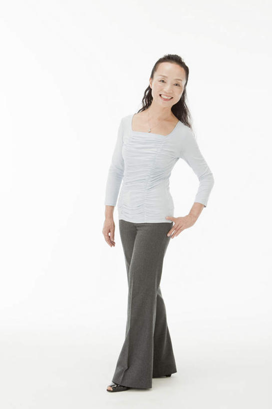 东方人,一个人,站,笑,微笑,露齿笑,竖图,室内,白天,白色背景,正面,亚洲,仅一个年轻女性,仅一个女性,仅一个人,休闲装,黄种人,手叉腰,叉腰,站着,休闲,休闲服,摄影,影棚,年轻女性,女人,女性,亚洲人,站立,半身,彩图,影棚拍摄,拍摄