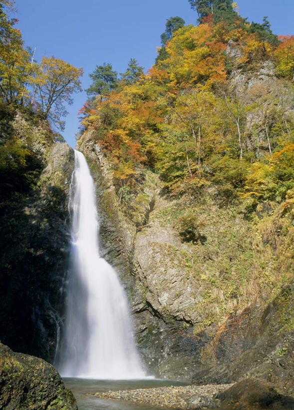 无人,竖图,室外,白天,正面,旅游,度假,草地,草坪,石头,美景,瀑布,树林,水,植物,日本,亚洲,阴影,飞溅,溅,光线,石子,液体,影子,景观,娱乐,草,树,树木,蓝色,绿色,蓝天,天空,阳光,自然,天,享受,休闲,景色,放松,生长,成长,喷洒,自然风光,东亚,本州,本州岛,日本国,青森,青森县,东北地方,跌水,石块,岩石,彩图