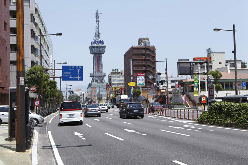 无人,家,横图,室外,白天,正面,旅游,度假,植物,道路,路,路灯,指示牌,公路,汽车,大分县,日本,亚洲,阴影,光线,标志,路标,文字,影子,房屋,屋子,灯光,分界线,停车线,交通,娱乐,标识,楼房,住宅,车,灯,树,树木,蓝色,绿色,蓝天,天空,阳光,自然,交通工具,轿车,天,行驶,享受,休闲,放松,生长,成长,车行道,车行道分界线,照明设备,标线,东亚,车行线,日本国,九州本岛,九州,九州岛,九州地方,大分,马路,彩图,房子