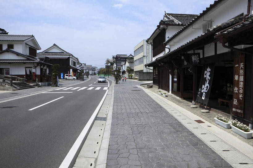 无人,家,横图,室外,白天,正面,旅游,度假,道路,路,人行横道,公路,汽车,大分县,日本,亚洲,一辆,阴影,光线,影子,房屋,屋子,云,云朵,分界线,停车线,交通,云彩,娱乐,楼房,住宅,车,蓝色,白云,蓝天,天空,阳光,交通工具,轿车,天,行驶,享受,休闲,放松,车行道,车行道分界线,标线,人行横道线,东亚,车行线,日本国,九州本岛,九州,九州岛,九州地方,大分,斑马线,马路,彩图,房子