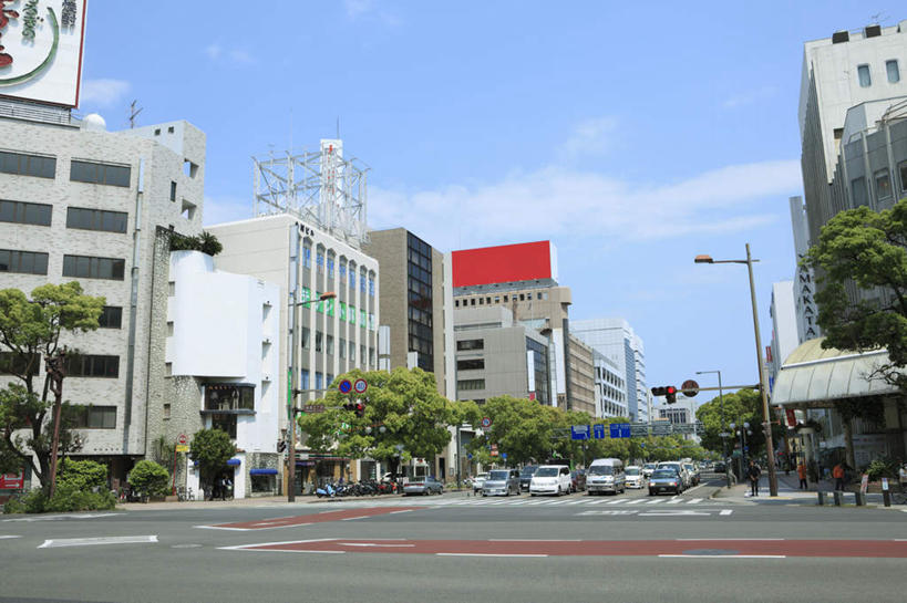 无人,家,横图,室外,白天,正面,旅游,度假,植物,道路,路,路灯,公路,日本,亚洲,阴影,光线,影子,房屋,屋子,云,云朵,灯光,分界线,停车线,交通,云彩,娱乐,楼房,住宅,灯,树,树木,蓝色,绿色,白云,蓝天,天空,阳光,自然,天,享受,休闲,放松,生长,成长,车行道,车行道分界线,照明设备,标线,东亚,车行线,日本国,九州本岛,九州,九州岛,九州地方,宫崎,宫崎县,马路,彩图,房子