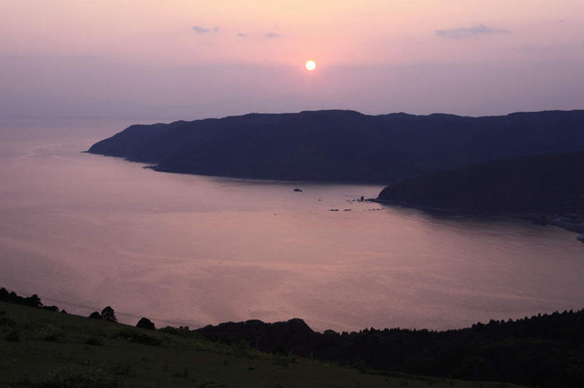 无人,横图,俯视,航拍,室外,白天,旅游,度假,海浪,海洋,美景,日落,山,山脉,日本,亚洲,景观,浪花,山峰,晚霞,霞光,山峦,娱乐,天空,自然,海水,黄昏,群山,天,享受,休闲,景色,彩霞,放松,鸟瞰,自然风光,海景,东亚,日本国,九州本岛,九州,九州岛,九州地方,宫崎,宫崎县,大海,风浪,海,海水的波动,近岸浪,涌浪,夕阳,彩图,高角度拍摄