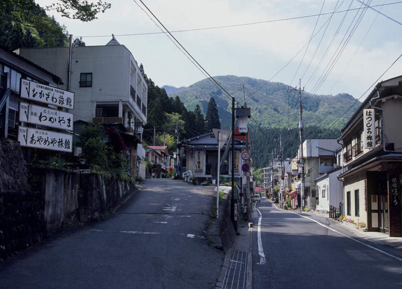 无人,家,横图,室外,白天,正面,旅游,度假,山,植物,道路,路,指示牌,公路,日本,亚洲,阴影,光线,标志,电缆,电线,文字,影子,房屋,屋子,山峰,云,云朵,分界线,停车线,交通,山峦,云彩,娱乐,标识,楼房,住宅,树,树木,蓝色,绿色,白云,蓝天,天空,阳光,自然,天,享受,休闲,放松,生长,成长,车行道,车行道分界线,标线,东亚,车行线,本州,关东地方,本州岛,日本国,群马,群马县,马路,彩图,房子
