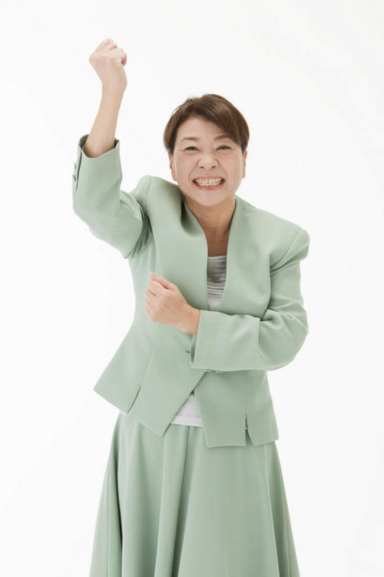 东方人,一个人,站,笑,微笑,露齿笑,竖图,室内,白天,白色背景,正面,裙子,亚洲,仅一个女性,仅一个人,握,套装,注视,黄种人,鼓励,绿色,观察,加油,看,手势,握拳,站着,仅一个中年女性,打气,握着,摄影,影棚,观看,半身裙,察看,关注,鼓舞,女人,女性,中年女性,亚洲人,站立,半身,彩图,影棚拍摄,拍摄