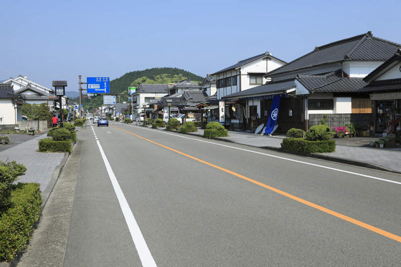 无人,家,横图,室外,白天,正面,旅游,度假,山,植物,道路,路,指示牌,公路,日本,亚洲,许多,阴影,光线,标志,路标,文字,影子,房屋,屋子,山峰,分界线,停车线,交通,山峦,娱乐,标识,楼房,住宅,树,树木,蓝色,绿色,蓝天,天空,阳光,自然,天,享受,休闲,放松,生长,成长,车行道,车行道分界线,标线,东亚,车行线,日本国,九州本岛,九州,九州岛,九州地方,宫崎,宫崎县,马路,彩图,房子