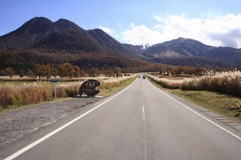 无人,横图,室外,白天,正面,旅游,度假,草地,草坪,美景,山,山脉,植物,道路,路,公路,大分县,日本,亚洲,阴影,枯萎,光线,影子,景观,山峰,云,云朵,分界线,枯草,停车线,交通,山峦,云彩,娱乐,草,蓝色,绿色,白云,蓝天,天空,阳光,自然,群山,天,享受,休闲,景色,放松,车行道,车行道分界线,自然风光,标线,东亚,车行线,日本国,九州本岛,九州,九州岛,九州地方,大分,马路,彩图