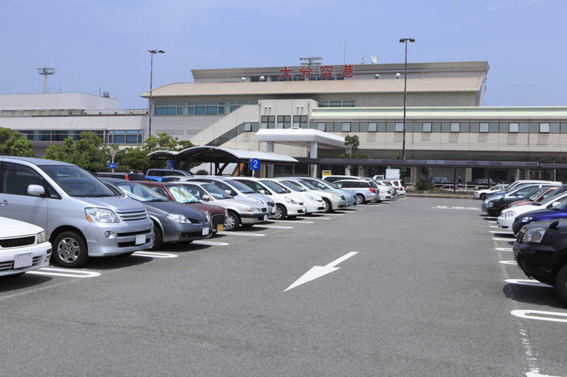 无人,停车场,横图,室外,白天,正面,旅游,度假,路灯,汽车,大分县,日本,亚洲,一排,许多,阴影,整齐,光线,影子,房屋,屋子,灯光,方向,娱乐,楼房,箭头,车,灯,排列,蓝色,蓝天,天空,阳光,交通工具,轿车,天,享受,休闲,放松,指向,照明设备,队列,东亚,日本国,九州本岛,九州,九州岛,九州地方,大分,彩图,房子,泊车场